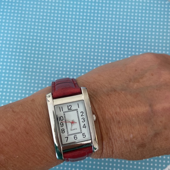 Classic rectangular watch with red strap and red second hand - Picture 4 of 4